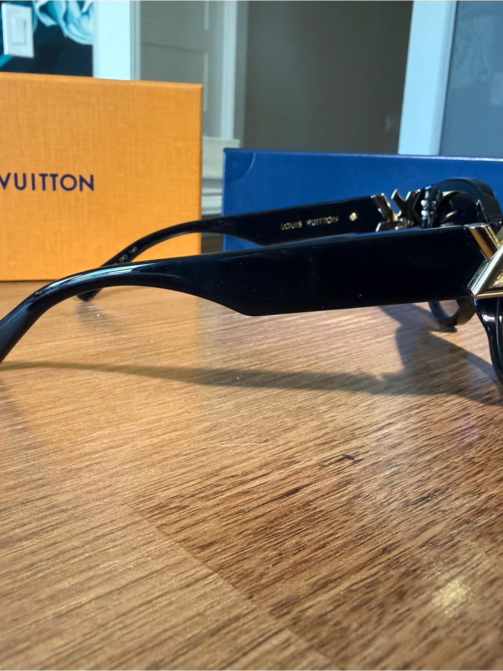 Louis Vuitton Black Round Frame Women's Sunglasses with Gold LV Logo - Picture 4 of 5